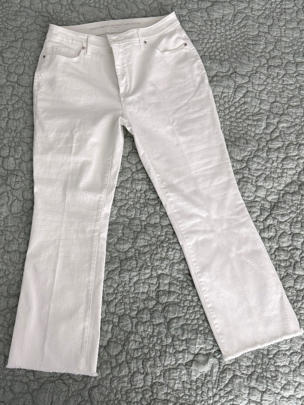 Chico’s Perfect Stretch Girlfriend Flare Ankle Fray Hem White | Size 0.5 (6)